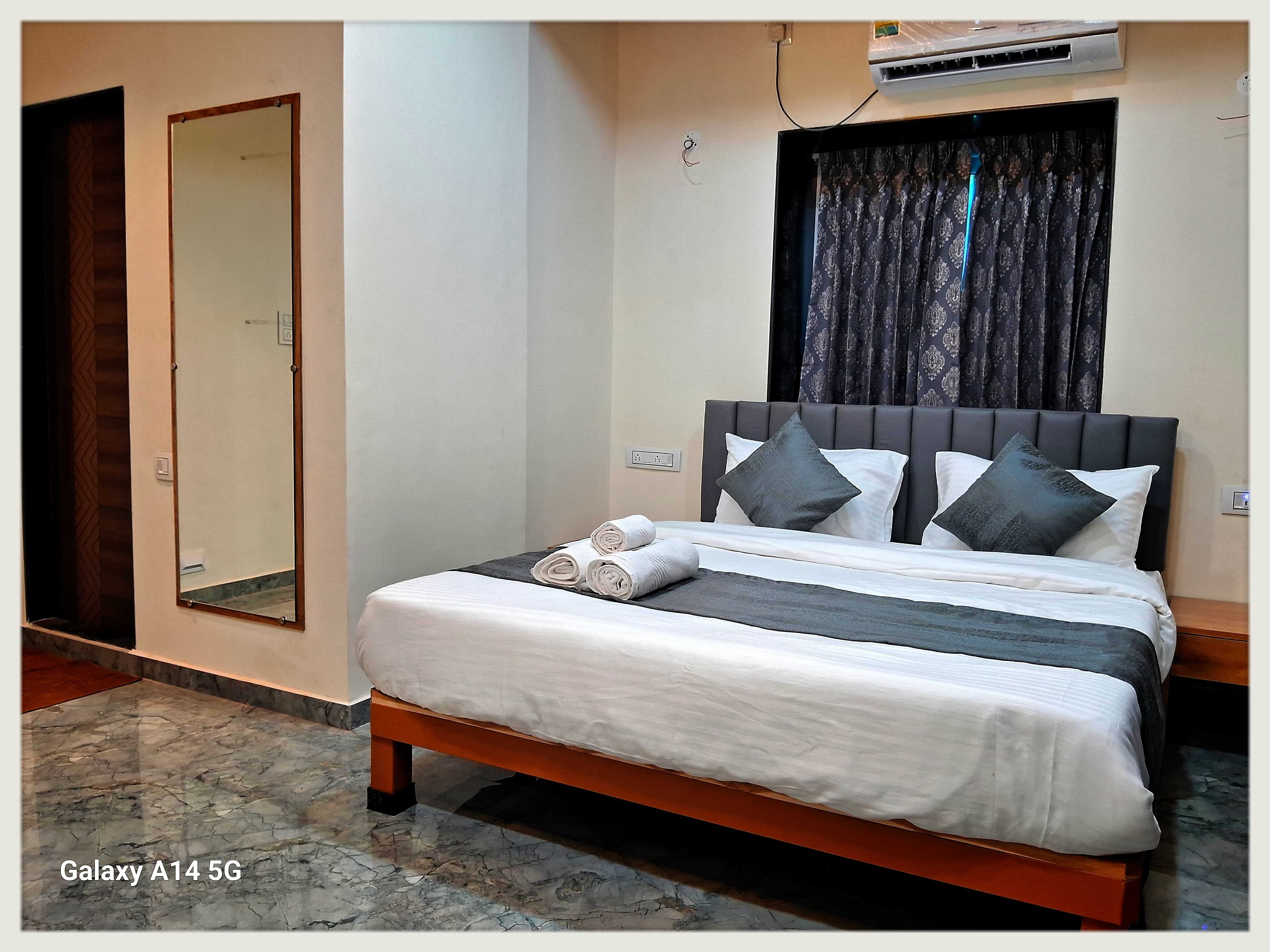 Ojanup Paryatak Niwas harnai