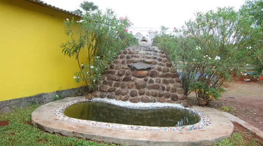 Yellow house kihim cottage room photo